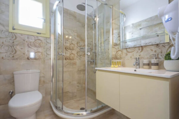 APARTMENT WITH ROOFTOP TERRACE & SEA VIEW-02