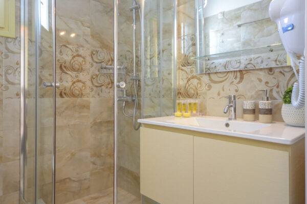 APARTMENT WITH ROOFTOP TERRACE & SEA VIEW-49